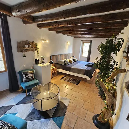 Bed & Breakfast Le Moulin Du Temps -chambres Et Lounge Bar Au Bord De La Riviere Corbes